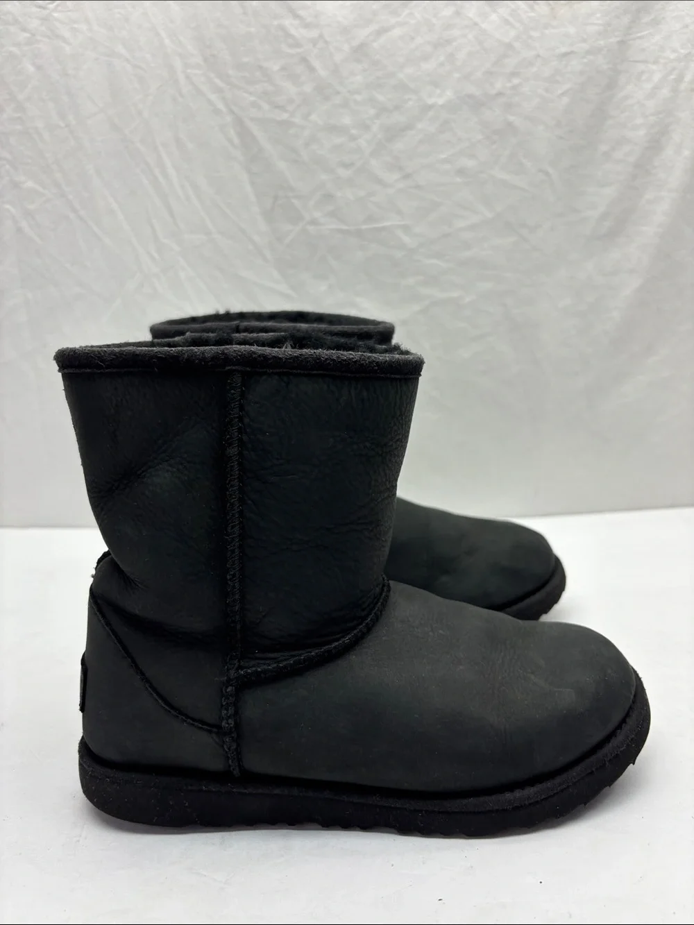 UGG Classic Short Leather Boots size 2 for little girl, box 58